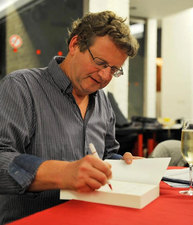 Dirk Van Duppen signeert boek